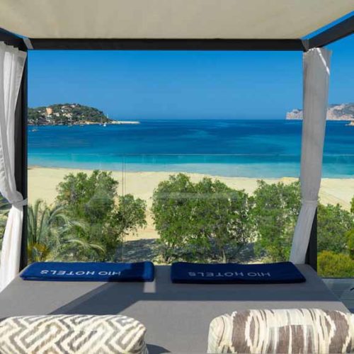Fitnessurlaub Mallorca - Fitness Holiday Mallorca - H10 Casa del Mar - Dachterrasse - Sunbeds - Fitness Urlaub - Fitnessreisen mit Reiseathleten