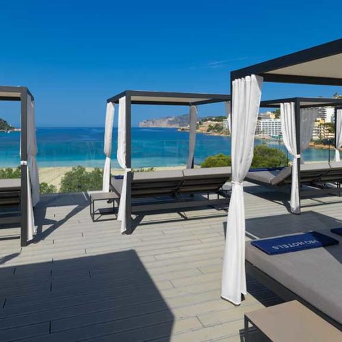 Fitnessurlaub Mallorca - Fitness Holiday Mallorca - H10 Casa del Mar - Dachterrasse - Sunbeds - Fitness Urlaub - Fitnessreisen mit Reiseathleten