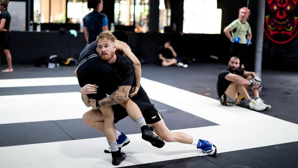 Traumhaftes-Saii-Laguna-Resort-meets-Bangtao-Muay-Thai-MMA-Fitness-Camp-in-Phuket-Trainiere-mit-den-Hickmann-Brothers-Meer-Lagune-Pads-Training-meet-the-team-Community-Grouptraining-Wrestling-Frank-Hickmann-Fitnessurlaub-Phuket-Thailand-Fitness-Holidays-Phuket-Thailand-Fitness-Vacation-Phuket-Thailand-Fitnessurlaub-fuer-Reiseathleten