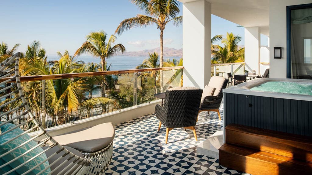 Lanzarote-Fitnessurlaub-Community-Auszeit-auf-Lanzarote-mit-Hyrox-Fariones-Hotel-Zimmer-mit-Balkon-Jacuzzi-Meerblick-Royal-Suite-mit-Meerblick-Fariones-Sports-Center-Coaching-Hyrox-Simulation-ALL-INKLUSIVE-Fitnessurlaub-Lanzarote-Training-Coaching-Fitness-Holiday-Spanien-Fitnessurlaub-fuer-Reiseathleten