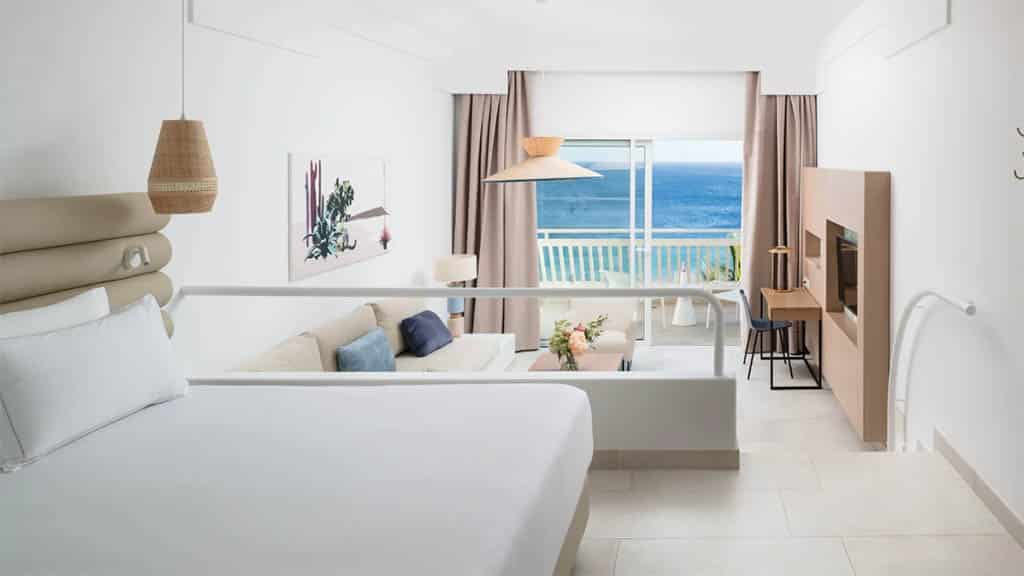 Lanzarote-Fitnessurlaub-Community-Auszeit-auf-Lanzarote-mit-Hyrox-Fariones-Suites-Hotel-Zimmeroption-Fariones-Sports-Center-Coaching-Hyrox-Simulation-ALL-INKLUSIVE-Fitnessurlaub-Lanzarote-Training-Coaching-Fitness-Holiday-Spanien-Fitnessurlaub-fuer-Reiseathleten