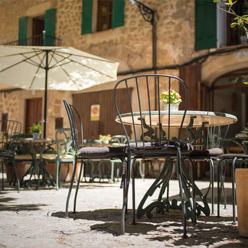 Entspanne im Cafe auf Mallorca - Fitnessurlaub Mallorca - Fitnessurlaub Spanien - Fitnessreisen für Reiseathleten