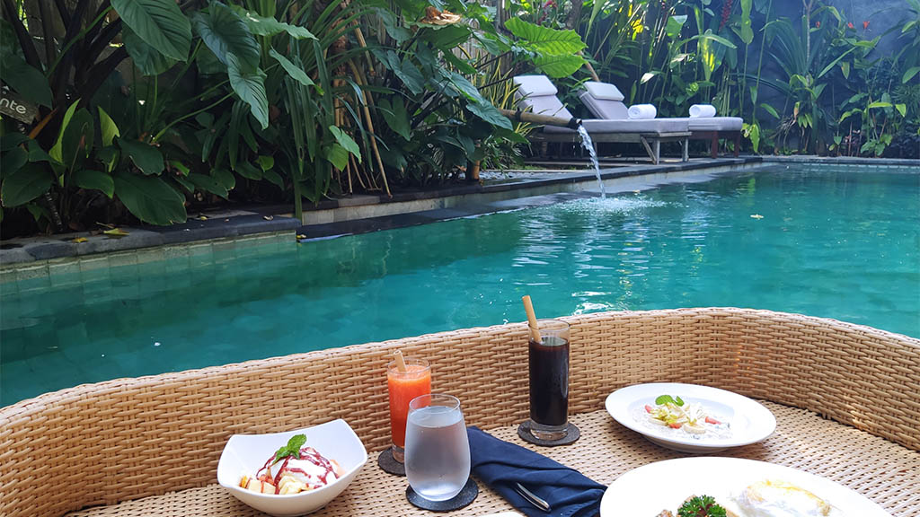 Floating Breakfast at Purana Boutique Resort Ubud Bali - Fitness vacation Bali - Fitness trips for Travelling Athletes