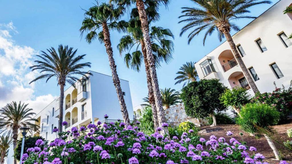 Playitas Fitnessreise-der-Allrounder-auf-Fuerteventura-Hotel-Aussenansicht-Fitnessurlaub-Fuerteventura-Reiseathleten