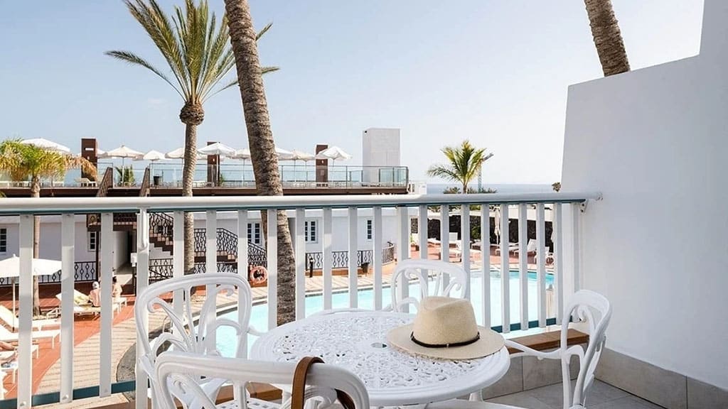 Lanzarote Fitnessurlaub-Community Auszeit mit Hyrox-Fariones Hotel-Balkon mit Poolblick-Fitness Holiday Spain-Fitnessurlaub Lanzarote-Reiseathleten