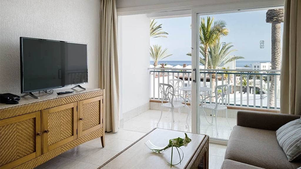 Lanzarote-Fitnessurlaub-Community-Auszeit-auf-Lanzarote-mit-Hyrox-Fariones-Apartments-Zimmer-Option-Balkon-Fariones-Sports-Center-Fitnessurlaub-Lanzarote-Training-Coaching-Fitness-Holiday-Spanien-Fitnessurlaub-fuer-Reiseathleten