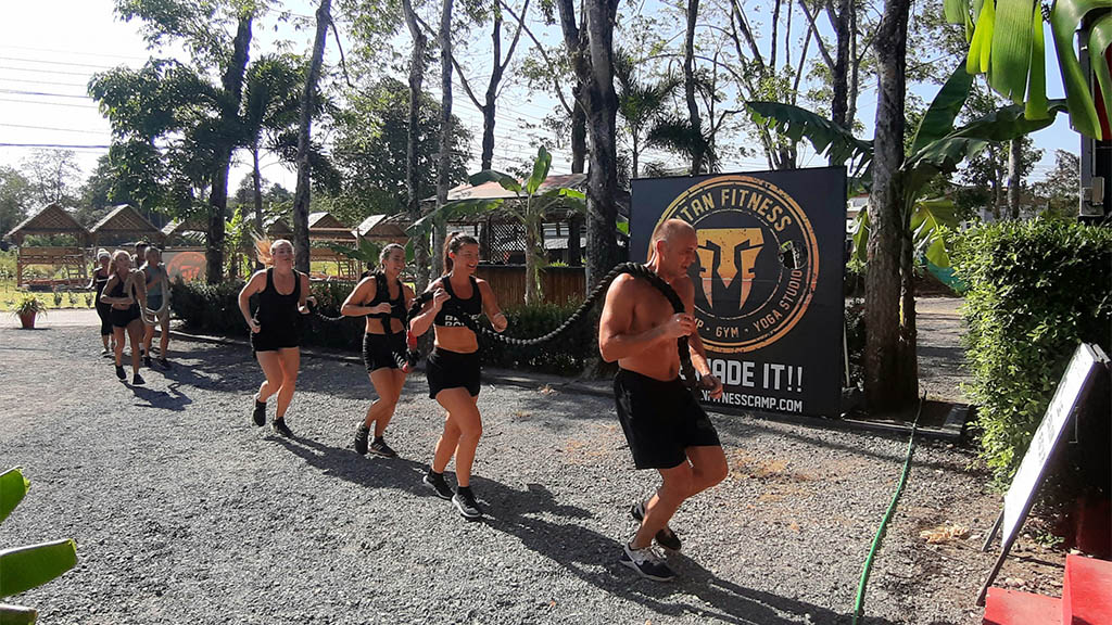 Fitness-Yoga-&-Erholung-in-Phuket-Titan-Fitness-Camp-Komplettpaket-Outdoor-Trainingsfläche-Gruppenkurse-HIIT-Fitnesskurs-Workout-Crosstraining-Fitness-holidays-Thailand-Fitnessurlaub-Phuket-Reiseathleten