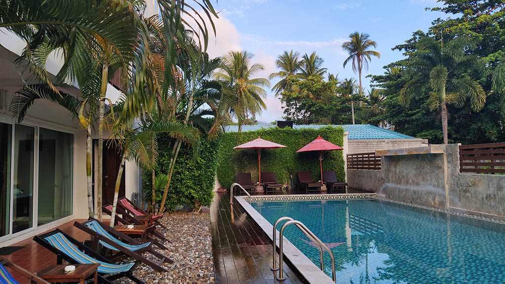 Totaler-Fitness-Urlaub-auf-Koh-Samui–Fitnesscamp-Koh-Fit-Thailand–Strandhotel-Crystal-Lamai-Samui-Pool-Area-Fitnessurlaub-Phuket-Thailand-Fitness-Holidays-Phuket-Thailand-Fitness-Vacation-Phuket-Thailand-Fitnessurlaub-fuer-Reiseathleten