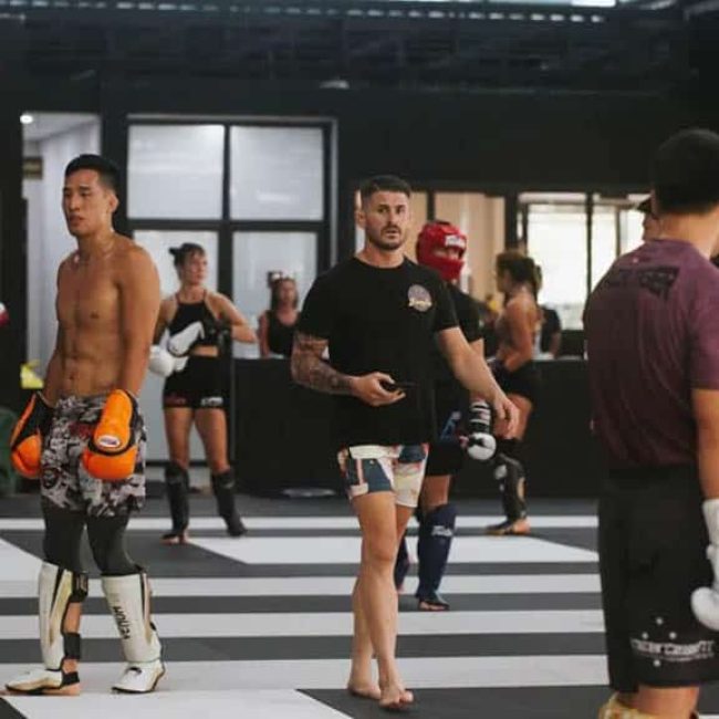 Traumhaftes-Saii-Laguna-Resort-meets-Bangtao-Muay-Thai-MMA-Fitness-Camp-in-Phuket-Trainiere-mit-den-Hickmann-Brothers-Meer-Lagune-Pads-Training-meet-the-team-Community-Grouptraining-George-Hickmann-Fitnessurlaub-Phuket-Thailand-Fitness-Holidays-Phuket-Thailand-Fitness-Vacation-Phuket-Thailand-Fitnessurlaub-fuer-Reiseathleten