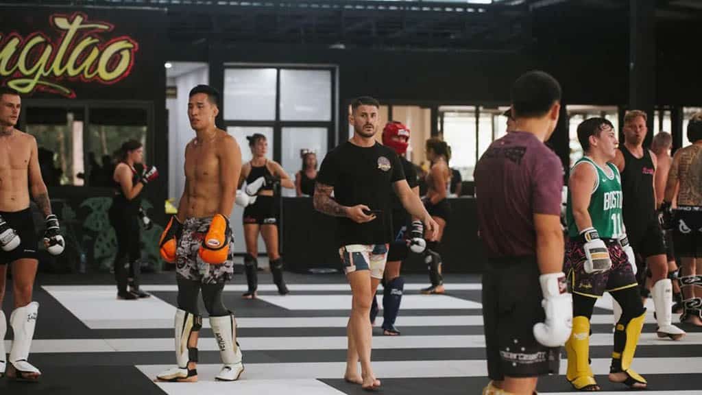 Traumhaftes-Saii-Laguna-Resort-meets-Bangtao-Muay-Thai-MMA-Fitness-Camp-in-Phuket-Trainiere-mit-den-Hickmann-Brothers-Meer-Lagune-Pads-Training-meet-the-team-Community-Grouptraining-George-Hickmann-Fitnessurlaub-Phuket-Thailand-Fitness-Holidays-Phuket-Thailand-Fitness-Vacation-Phuket-Thailand-Fitnessurlaub-fuer-Reiseathleten