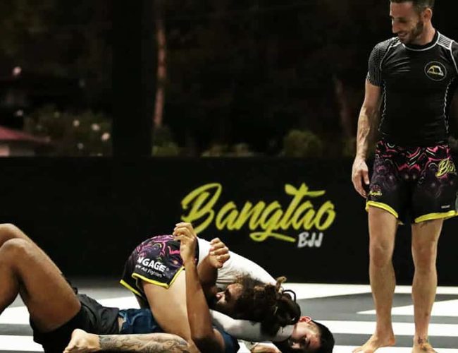 Traumhaftes-Saii-Laguna-Resort-meets-Bangtao-Muay-Thai-MMA-Fitness-Camp-in-Phuket-Trainiere-mit-den-Hickmann-Brothers-Meer-Lagune-Pads-Training-meet-the-team-Community-Muay-Thai--MMA-Sparing-Coaching-Training-George-Hickmann-Fitnessurlaub-Phuket-Thailand-Fitness-Holidays-Phuket-Thailand-Fitness-Vacation-Phuket-Thailand-Fitnessurlaub-fuer-Reiseathleten