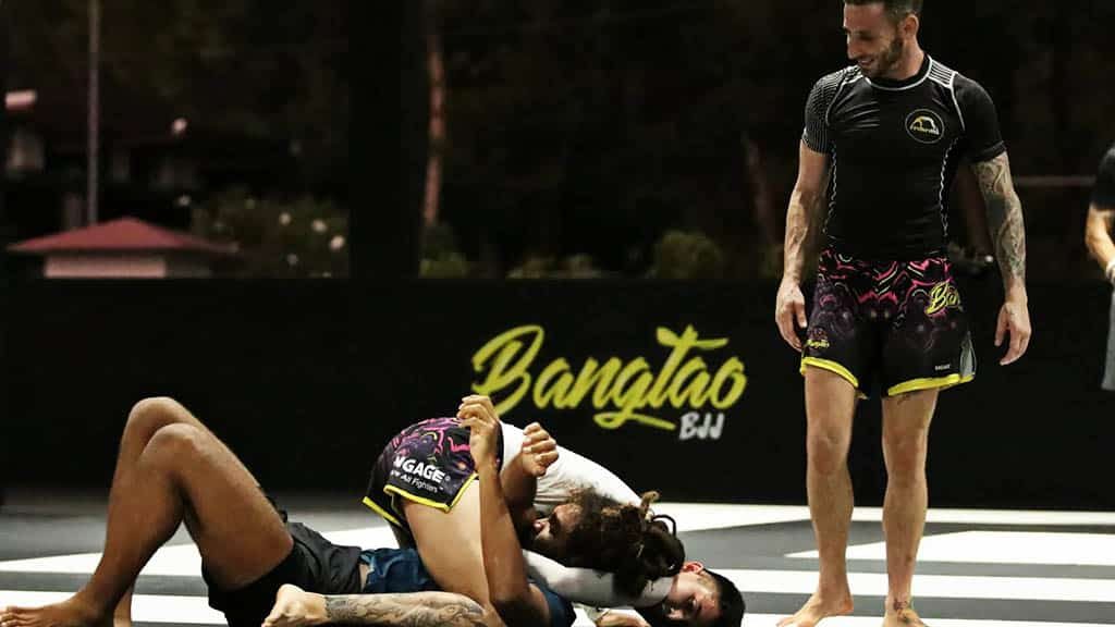 Traumhaftes-Saii-Laguna-Resort-meets-Bangtao-Muay-Thai-MMA-Fitness-Camp-in-Phuket-Trainiere-mit-den-Hickmann-Brothers-Meer-Lagune-Pads-Training-meet-the-team-Community-Muay-Thai--MMA-Sparing-Coaching-Training-George-Hickmann-Fitnessurlaub-Phuket-Thailand-Fitness-Holidays-Phuket-Thailand-Fitness-Vacation-Phuket-Thailand-Fitnessurlaub-fuer-Reiseathleten