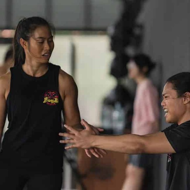 Traumhaftes-Saii-Laguna-Resort-meets-Bangtao-Muay-Thai-MMA-Fitness-Camp-in-Phuket-Trainiere-mit-den-Hickmann-Brothers-Meer-Lagune-Pads-Training-meet-the-team-Community-Fit-Class-Coaching-Training-Fitnessurlaub-Phuket-Thailand-Fitness-Holidays-Phuket-Thailand-Fitness-Vacation-Phuket-Thailand-Fitnessurlaub-fuer-Reiseathleten
