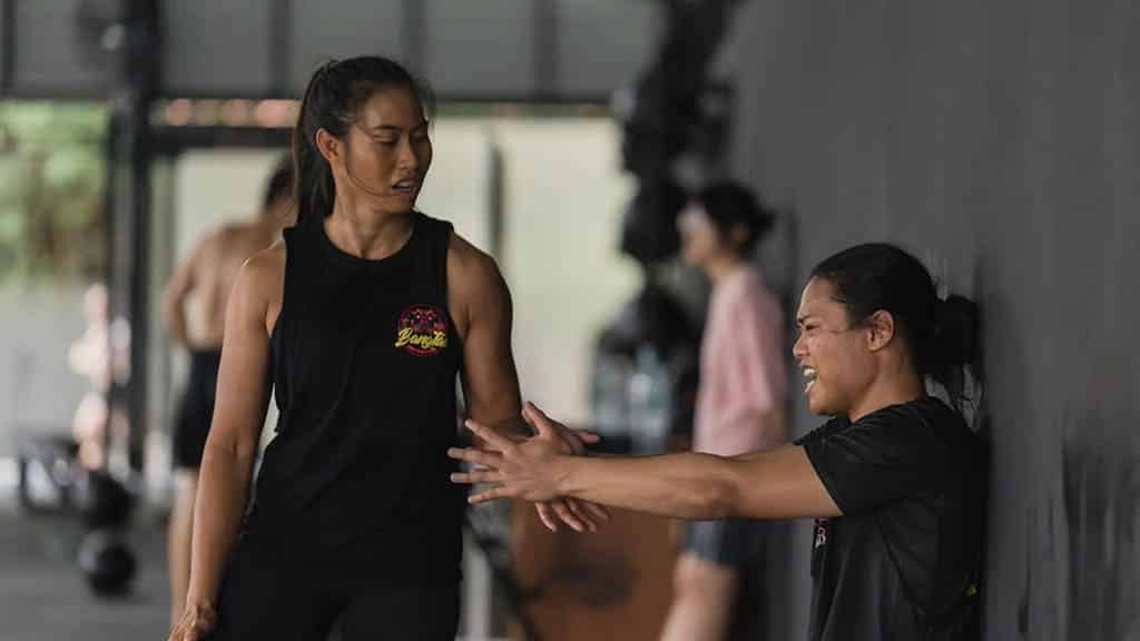 Traumhaftes-Saii-Laguna-Resort-meets-Bangtao-Muay-Thai-MMA-Fitness-Camp-in-Phuket-Trainiere-mit-den-Hickmann-Brothers-Meer-Lagune-Pads-Training-meet-the-team-Community-Fit-Class-Coaching-Training-Fitnessurlaub-Phuket-Thailand-Fitness-Holidays-Phuket-Thailand-Fitness-Vacation-Phuket-Thailand-Fitnessurlaub-fuer-Reiseathleten