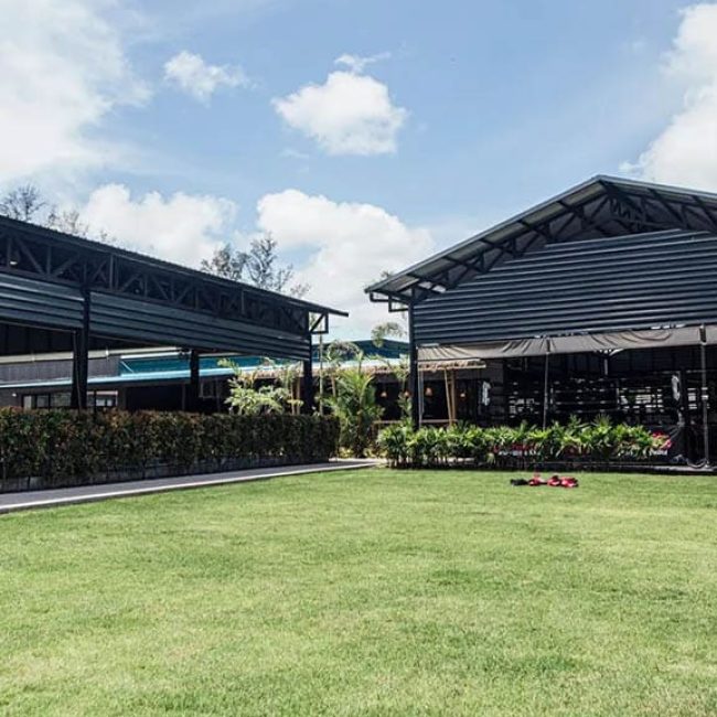 Traumhaftes-Saii-Laguna-Resort-meets-Bangtao-Muay-Thai-MMA-Fitness-Camp-in-Phuket-Trainiere-mit-den-Hickmann-Brothers-Meer-Lagune-meet-the-team-Community-Camp-Gelände-Training-George-Hickmann-Fitnessurlaub-Phuket-Thailand-Fitness-Holidays-Phuket-Thailand-Fitness-Vacation-Phuket-Thailand-Fitnessurlaub-fuer-Reiseathleten