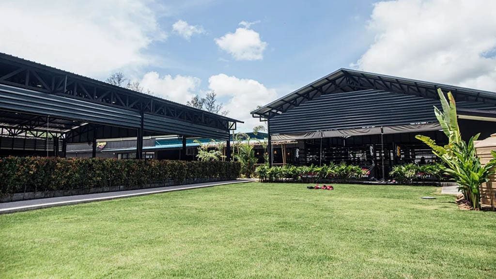 Traumhaftes-Saii-Laguna-Resort-meets-Bangtao-Muay-Thai-MMA-Fitness-Camp-in-Phuket-Trainiere-mit-den-Hickmann-Brothers-Meer-Lagune-meet-the-team-Community-Camp-Gelände-Training-George-Hickmann-Fitnessurlaub-Phuket-Thailand-Fitness-Holidays-Phuket-Thailand-Fitness-Vacation-Phuket-Thailand-Fitnessurlaub-fuer-Reiseathleten