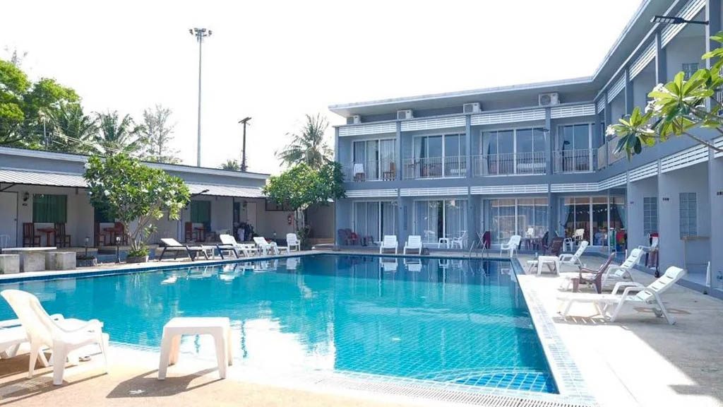 Bangtao-Muay-Thai-MMA-Fitness-Camp-in-Phuket-Trainiere-mit-den-Hickmann-Brothers-Meer-Lagune-meet-the-team-Community-Camp-Unterkunft-Pool-Training-George-Hickmann-Fitnessurlaub-Phuket-Thailand-Fitness-Holidays-Phuket-Thailand-Fitness-Vacation-Phuket-Thailand-Fitnessurlaub-fuer-Reiseathleten