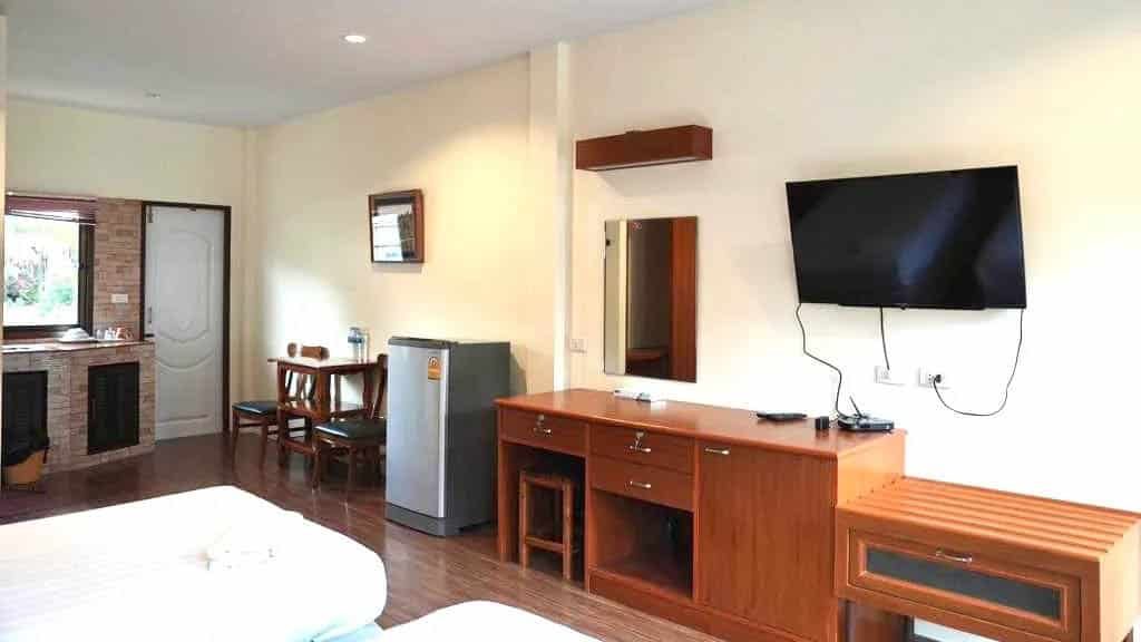 Bangtao-Muay-Thai-MMA-Fitness-Camp-in-Phuket-Trainiere-mit-den-Hickmann-Brothers-Meer-Lagune-meet-the-team-Community-Camp-Unterkunft-Zimmer-Studio-Apartment-Training-George-Hickmann-Fitnessurlaub-Phuket-Thailand-Fitness-Holidays-Phuket-Thailand-Fitness-Vacation-Phuket-Thailand-Fitnessurlaub-fuer-Reiseathleten