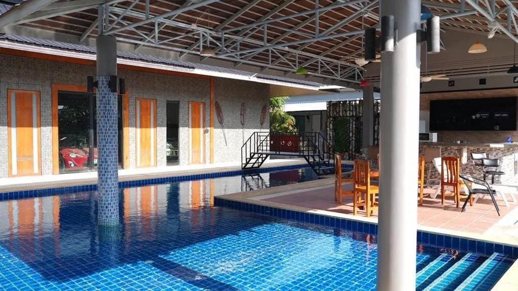 Bangtao-Muay-Thai-MMA-Fitness-Camp-in-Phuket-Trainiere-mit-den-Hickmann-Brothers-Meer-Lagune-meet-the-team-Community-Camp-Unterkunft-Pool-Training-George-Hickmann-Fitnessurlaub-Phuket-Thailand-Fitness-Holidays-Phuket-Thailand-Fitness-Vacation-Phuket-Thailand-Fitnessurlaub-fuer-Reiseathleten