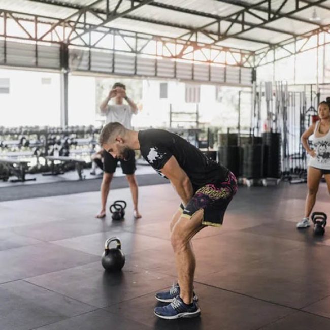 Traumhaftes-Saii-Laguna-Resort-meets-Bangtao-Muay-Thai-MMA-Fitness-Camp-in-Phuket-Trainiere-mit-den-Hickmann-Brothers-Meer-Lagune-Pads-Training-meet-the-team-Community-Kettlebell-Training-George-Hickmann-Fitnessurlaub-Phuket-Thailand-Fitness-Holidays-Phuket-Thailand-Fitness-Vacation-Phuket-Thailand-Fitnessurlaub-fuer-Reiseathleten