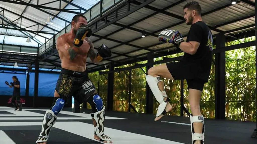 Traumhaftes-Saii-Laguna-Resort-meets-Bangtao-Muay-Thai-MMA-Fitness-Camp-in-Phuket-Trainiere-mit-den-Hickmann-Brothers-Meer-Lagune-Pads-Training-meet-the-team-Community-Muay-Thai-Training-George-Hickmann-Fitnessurlaub-Phuket-Thailand-Fitness-Holidays-Phuket-Thailand-Fitness-Vacation-Phuket-Thailand-Fitnessurlaub-fuer-Reiseathleten