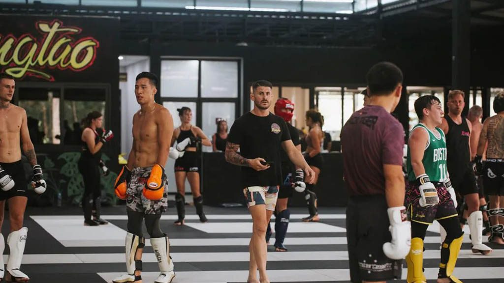 Traumhaftes-Saii-Laguna-Resort-meets-Bangtao-Muay-Thai-MMA-Fitness-Camp-in-Phuket-Trainiere-mit-den-Hickmann-Brothers-Meer-Lagune-Pads-Training-meet-the-team-Community-Grouptraining-George-Hickmann-Fitnessurlaub-Phuket-Thailand-Fitness-Holidays-Phuket-Thailand-Fitness-Vacation-Phuket-Thailand-Fitnessurlaub-fuer-Reiseathleten