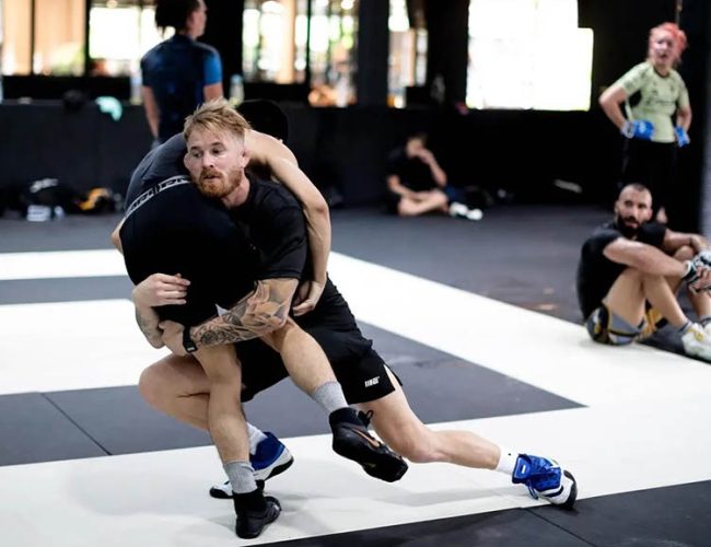 Traumhaftes-Saii-Laguna-Resort-meets-Bangtao-Muay-Thai-MMA-Fitness-Camp-in-Phuket-Trainiere-mit-den-Hickmann-Brothers-Meer-Lagune-Pads-Training-meet-the-team-Community-Grouptraining-Wrestling-Frank-Hickmann-Fitnessurlaub-Phuket-Thailand-Fitness-Holidays-Phuket-Thailand-Fitness-Vacation-Phuket-Thailand-Fitnessurlaub-fuer-Reiseathleten