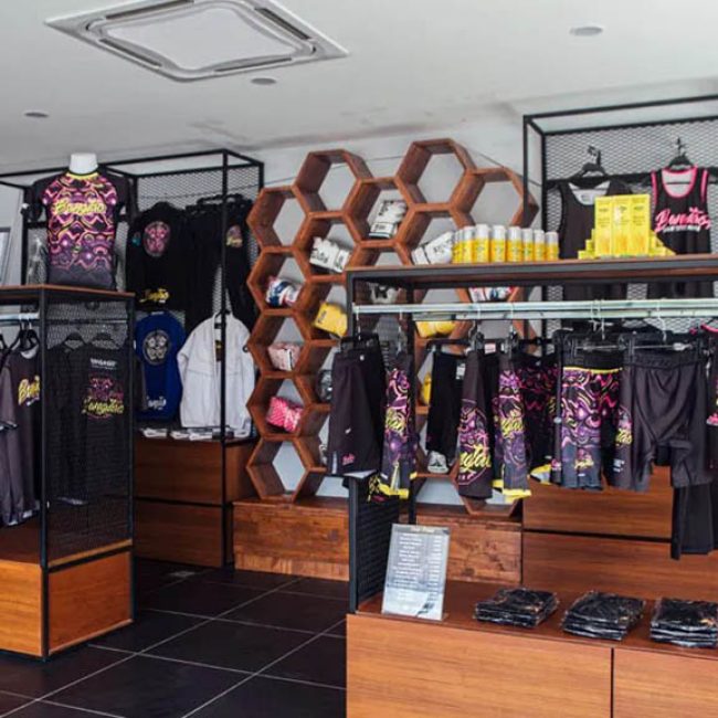 Traumhaftes-Saii-Laguna-Resort-Bangtao-Muay-Thai-MMA-Fitness-Camp-in-Phuket-Trainiere-mit-den-Hickmann-Brothers-Meer-Lagune-Shop-Fitnessurlaub-Phuket-Thailand-Fitness-Holidays-Phuket-Thailand-Fitness-Vacation-Phuket-Thailand-Fitnessurlaub-fuer-Reiseathleten