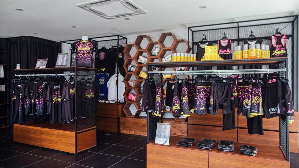 Traumhaftes-Saii-Laguna-Resort-Bangtao-Muay-Thai-MMA-Fitness-Camp-in-Phuket-Trainiere-mit-den-Hickmann-Brothers-Meer-Lagune-Shop-Fitnessurlaub-Phuket-Thailand-Fitness-Holidays-Phuket-Thailand-Fitness-Vacation-Phuket-Thailand-Fitnessurlaub-fuer-Reiseathleten