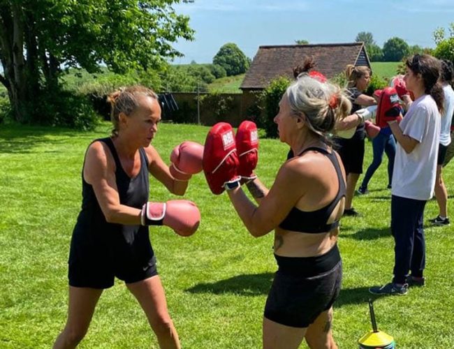 Fitnessurlaub-England-FItness-Holiday-in-the-UK-GI-Jane-UK-Fitnessreise-mit_Reiseathlethen-Actionshot-Bootcamp-Pads-Training-Frauenpower-Fitnessreise-England-Reiseathleten