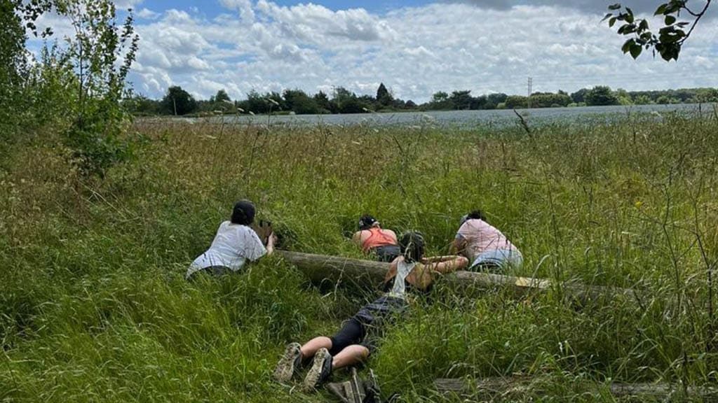 Fitness-holiday-England-FItness-Holiday-in-the-UK-GI-Jane-UK-Fitness-trip-with_travel-athletes-Actionshot-Field-Crawl-Mission-Women-Power-Fitness-trip-England-Travelling Athletes