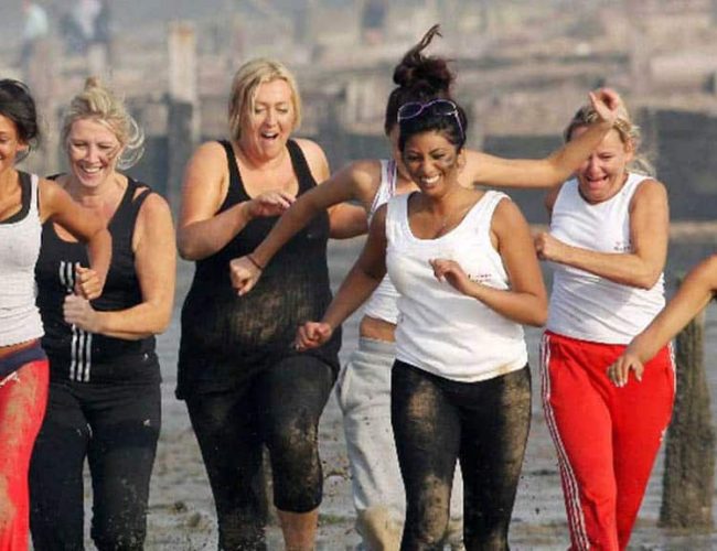 Fitnessurlaub-England-Fitness-Holiday-in-the-UK-GI-Jane-UK-Fitnessreise-mit-Reiseathlethen-Actionshot-Gruppe-Team-Running-Laufen-Mud-Training-Bootcamp-Frauenpower-Fitnessreise-England-Reiseathleten
