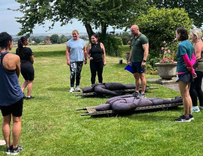 Fitness-holiday-England-Fitness-Holiday-in-the-UK-GI-Jane-UK-Fitness-travel-with-travel-athletes-action-shot-instruction-instruction-obstacle-course-training-fitness-travel-England-Travelling Athletes