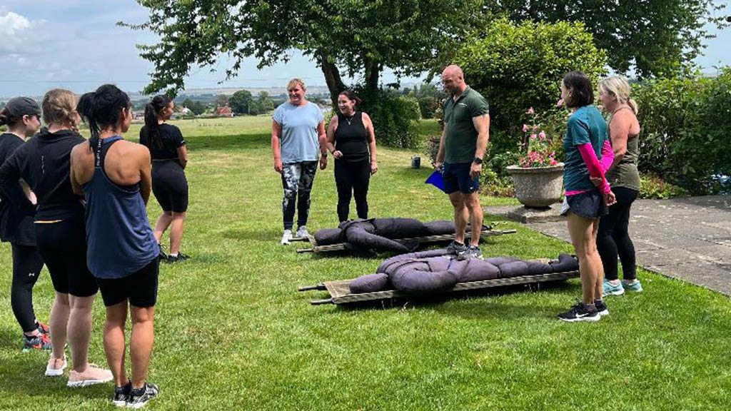 Fitness-holiday-England-Fitness-Holiday-in-the-UK-GI-Jane-UK-Fitness-travel-with-travel-athletes-action-shot-instruction-instruction-obstacle-course-training-fitness-travel-England-Travelling Athletes