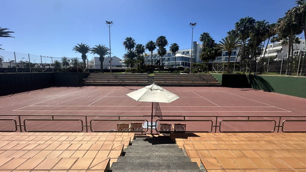 Lanzarote-Fitnessurlaub-Community-Auszeit-auf-Lanzarote-mit-Hyrox-Deportivo-Tennis-Fitnessurlaub-Lanzarote-Training-Coaching-Fitness-Holiday-Spanien-Fitnessurlaub-fuer-Reiseathleten