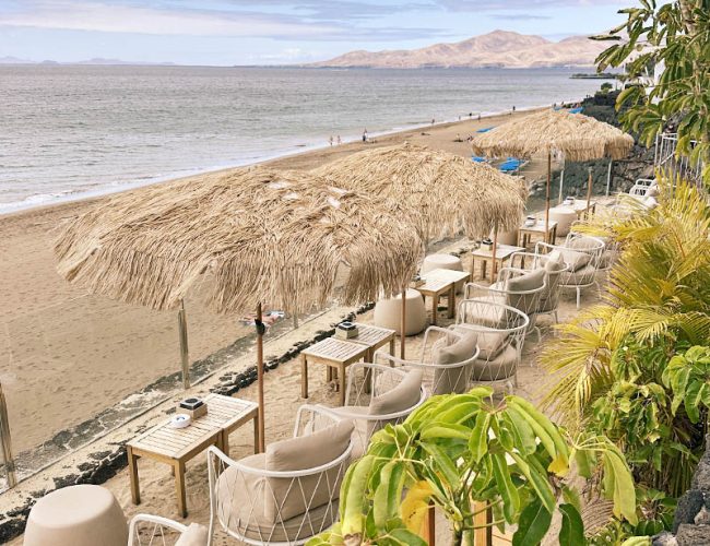 Lanzarote-Fitnessurlaub-Community-Auszeit-auf-Lanzarote-mit-Hyrox-Deportivo-Strand-Meer-Berge-Sandstrand-Fitnessurlaub-Lanzarote-Training-Coaching-Fitness-Holiday-Spanien-Fitnessurlaub-fuer-Reiseathleten