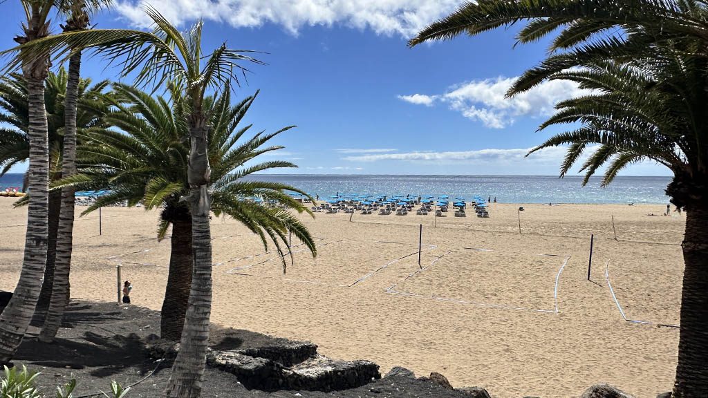 Lanzarote-Fitnessurlaub-Community-Auszeit-auf-Lanzarote-mit-Hyrox-Deportivo-Strand-Meer-Berge-Longest-Beachfront-Fitnessurlaub-Lanzarote-Training-Coaching-Fitness-Holiday-Spanien-Fitnessurlaub-fuer-Reiseathleten