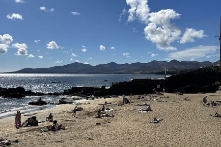 Lanzarote-Fitnessurlaub-Community-Auszeit-auf-Lanzarote-mit-Hyrox-Deportivo-Strand-Meer-Berge-Fitnessurlaub-Lanzarote-Training-Coaching-Fitness-Holiday-Spanien-Fitnessurlaub-fuer-Reiseathleten