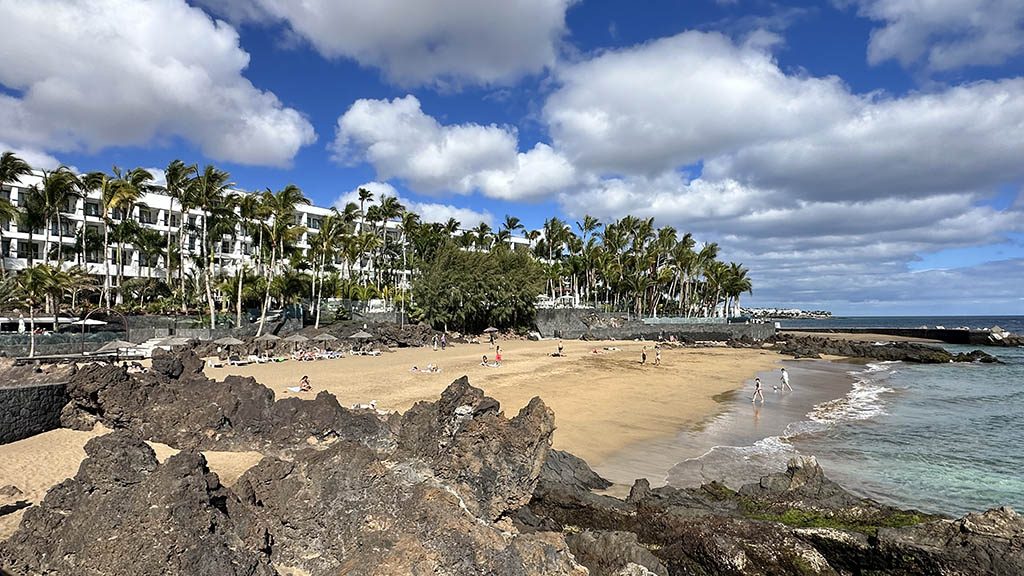 Lanzarote-Fitnessurlaub-Community-Auszeit-auf-Lanzarote-mit-Hyrox-Deportivo-Strand-Meer-Berge-Fitnessurlaub-Lanzarote-Training-Coaching-Fitness-Holiday-Spanien-Fitnessurlaub-fuer-Reiseathleten