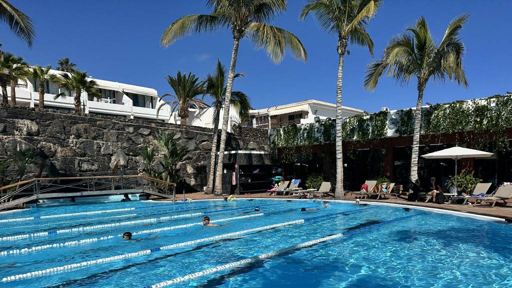 Lanzarote-Fitnessurlaub-Community-Auszeit-auf-Lanzarote-mit-Hyrox-Deportivo-Schwimmbad-Bahnen-Trainingsbad-Fitnessurlaub-Lanzarote-Training-Coaching-Fitness-Holiday-Spanien-Fitnessurlaub-fuer-Reiseathleten