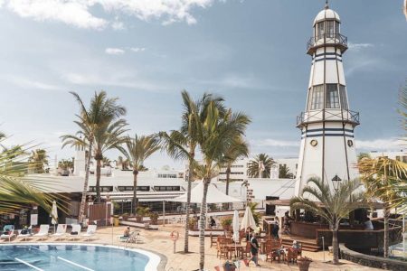 Lanzarote-Fitnessurlaub-Community-Auszeit-auf-Lanzarote-mit-Hyrox-Fariones-Suites-Hotel-Deportivo-Fariones-Sports-Center-Coaching-Trainingspool-ALL-INKLUSIVE-Fitnessurlaub-Lanzarote-Training-Coaching-Fitness-Holiday-Spanien-Fitnessurlaub-fuer-Reiseathleten