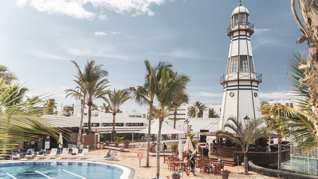 Lanzarote-Fitnessurlaub-Community-Auszeit-auf-Lanzarote-mit-Hyrox-Fariones-Suites-Hotel-Deportivo-Fariones-Sports-Center-Coaching-Trainingspool-ALL-INKLUSIVE-Fitnessurlaub-Lanzarote-Training-Coaching-Fitness-Holiday-Spanien-Fitnessurlaub-fuer-Reiseathleten