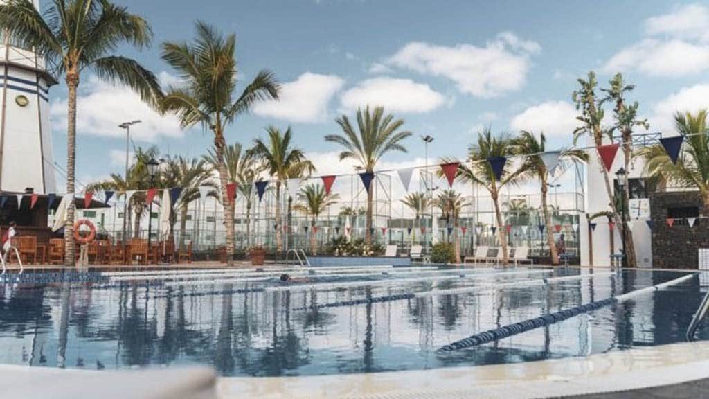 Lanzarote-Fitnessurlaub-Community-Auszeit-auf-Lanzarote-mit-Hyrox-Fariones-Suites-Hotel-Deportivo-Fariones-Sports-Center-Coaching-Trainingspool-ALL-INKLUSIVE-Fitnessurlaub-Lanzarote-Training-Coaching-Fitness-Holiday-Spanien-Fitnessurlaub-fuer-Reiseathleten