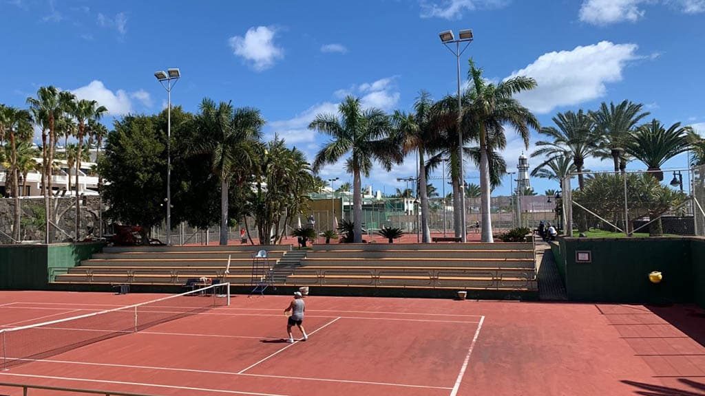 Lanzarote-Fitnessurlaub-Community-Auszeit-auf-Lanzarote-mit-Hyrox-Fariones-Suites-Hotel- Centro Deportivo-CrossFit-Tennis-Fariones-Sports-Center-Fitnessurlaub-Lanzarote-Training-Coaching-Fitness-Holiday-Spanien-Fitnessurlaub-fuer-Reiseathleten