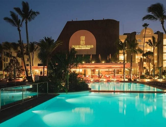 Lanzarote-Fitnessurlaub-Community-Auszeit-auf-Lanzarote-mit-Hyrox-Fariones-Suites-Hotel-Aussenansicht-Pool-Fariones-Sports-Center-Fitnessurlaub-Lanzarote-Training-Coaching-Fitness-Holiday-Spanien-Fitnessurlaub-fuer-Reiseathleten