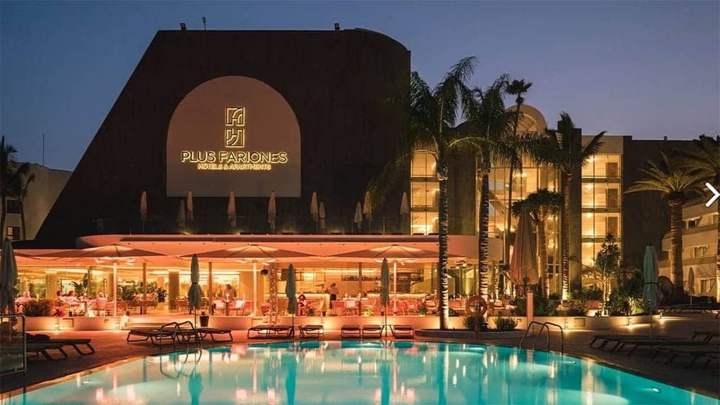 Lanzarote-Fitnessurlaub-Community-Auszeit-auf-Lanzarote-mit-Hyrox-Fariones-Suites-Hotel-Night-Fariones-Sports-Center-Coaching-Hyrox-Simulation-ALL-INKLUSIVE-Fitnessurlaub-Lanzarote-Training-Coaching-Fitness-Holiday-Spanien-Fitnessurlaub-fuer-Reiseathleten