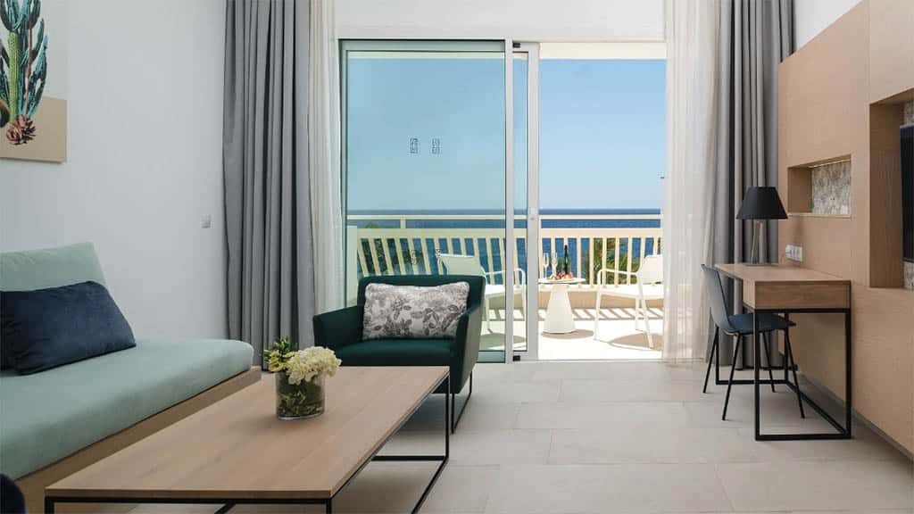 Lanzarote-Fitnessurlaub-Community-Auszeit-auf-Lanzarote-mit-Hyrox-Fariones-Suites-Hotel-Zimmeroption-mit-Meerblick-Balkon-Deportivo-Fariones-Sports-Center-Coaching-Hyrox-Simulation-ALL-INKLUSIVE-Fitnessurlaub-Lanzarote-Training-Coaching-Fitness-Holiday-Spanien-Fitnessurlaub-fuer-Reiseathleten