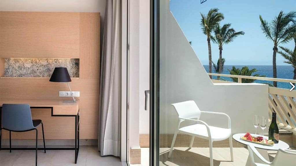 Lanzarote-Fitnessurlaub-Community-Auszeit-auf-Lanzarote-mit-Hyrox-Fariones-Suites-Hotel-Zimmeroption-mit-Meerblick-Balkon-Deportivo-Fariones-Sports-Center-Coaching-Hyrox-Simulation-ALL-INKLUSIVE-Fitnessurlaub-Lanzarote-Training-Coaching-Fitness-Holiday-Spanien-Fitnessurlaub-fuer-Reiseathleten