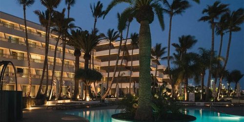 Lanzarote-Fitnessurlaub-Community-Auszeit-auf-Lanzarote-mit-Hyrox-Fariones-Suites-Hotel-Außenansicht-Nacht-Deportivo-Fariones-Sports-Center-Coaching-Hyrox-Simulation-ALL-INKLUSIVE-Fitnessurlaub-Lanzarote-Training-Coaching-Fitness-Holiday-Spanien-Fitnessurlaub-fuer-Reiseathleten