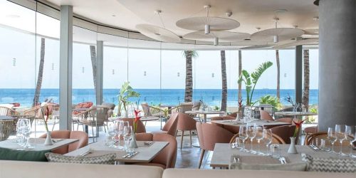 Lanzarote-Fitnessurlaub-Community-Auszeit-auf-Lanzarote-mit-Hyrox-Fariones-Suites-Restaurant-mit-Meerblick-Fariones-Sports-Center-Coaching-Hyrox-Simulation-ALL-INKLUSIVE-Fitnessurlaub-Lanzarote-Training-Coaching-Fitness-Holiday-Spanien-Fitnessurlaub-fuer-Reiseathleten